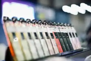 展示架上整齊陳列的便攜式注油小煙主機與煙彈設備